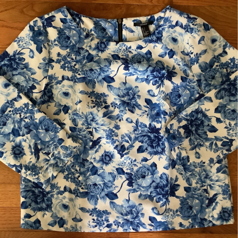 Forever 21 Dresden Blue sz L Timeless Style Cropped Long Sleeve Blue Floral EXLT